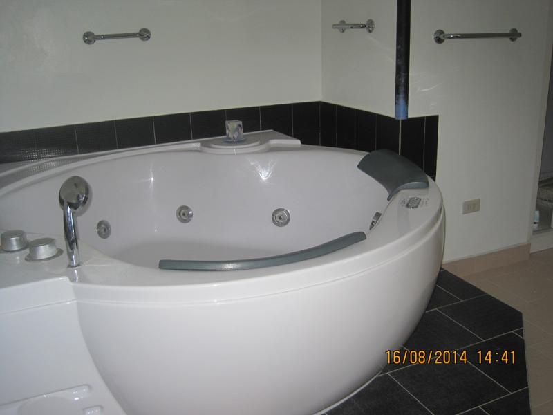 http://bahay.ph/phpThumb/phpThumb.php?src=../pic_listings/8590178131.jpg&w=800