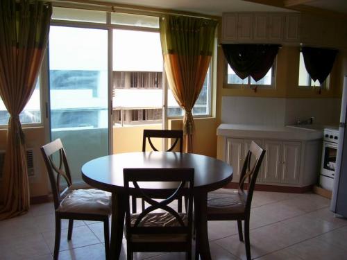 Dining & Kitchen Area