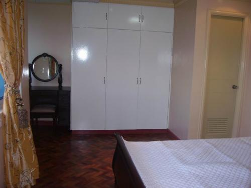 Masters Bed Closet