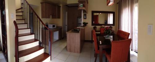 Kitchen & Dining Tiffany Ponticelli Gardens