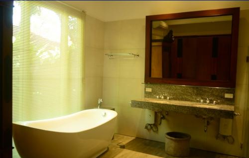 FOR RENT / LEASE: House Manila Metropolitan Area > Makati 7
