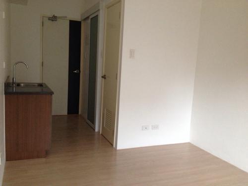 FOR RENT / LEASE: Apartment / Condo / Townhouse Manila Metropolitan Area > Makati 5