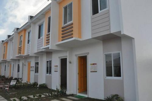 FOR SALE: Apartment / Condo / Townhouse Cebu > Other areas 3