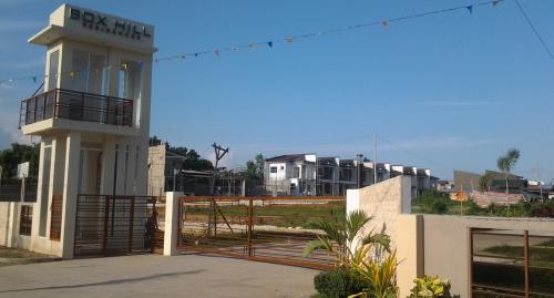 Gate & Guardhouse