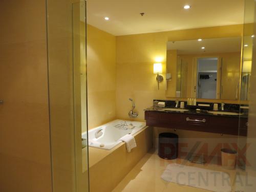 Raffles Residences bathroom