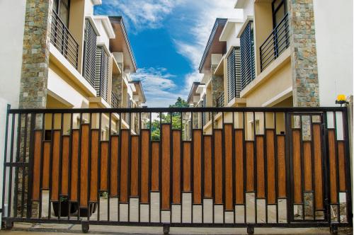 FOR SALE: Apartment / Condo / Townhouse Cebu > Other areas