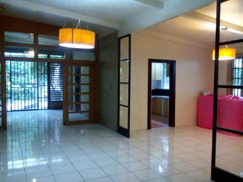 FOR RENT / LEASE: House Manila Metropolitan Area > Makati 1