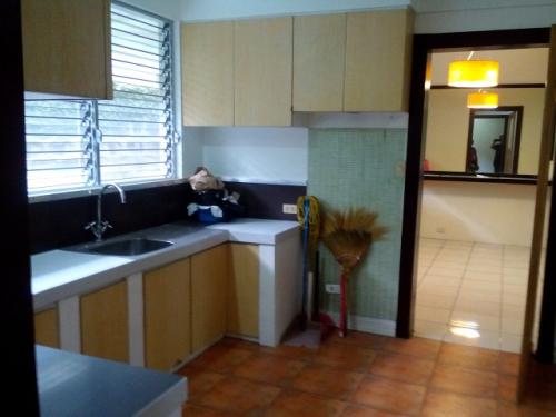 FOR RENT / LEASE: House Manila Metropolitan Area > Makati 3