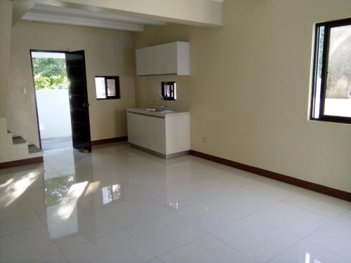 FOR SALE: Apartment / Condo / Townhouse Manila Metropolitan Area > Las Pinas 3