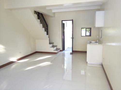 FOR SALE: Apartment / Condo / Townhouse Manila Metropolitan Area > Las Pinas 5