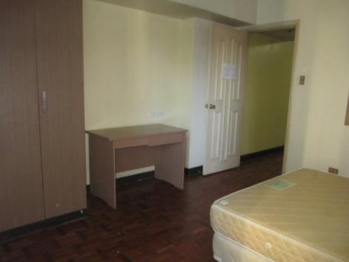 FOR RENT / LEASE: Apartment / Condo / Townhouse Manila Metropolitan Area > Makati 4