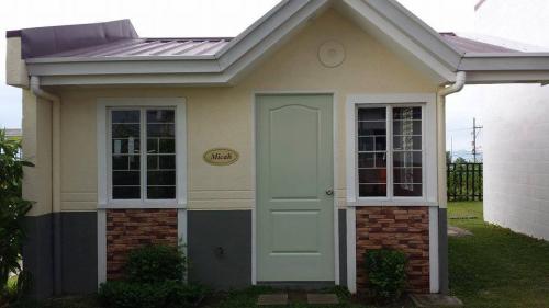 Micah Model Single Attach