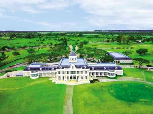 Summit point lipa  GOLF CLUBHOUSE Aerial view