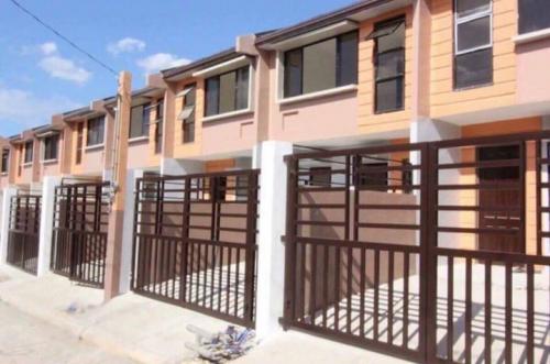 FOR SALE: Apartment / Condo / Townhouse Pampanga > Angeles City 1