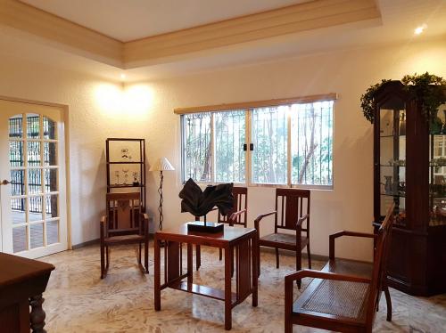 FOR SALE: House Manila Metropolitan Area > Paranaque