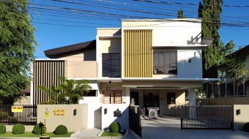 FOR SALE: House Manila Metropolitan Area > Alabang