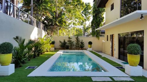 FOR SALE: House Manila Metropolitan Area > Alabang 1