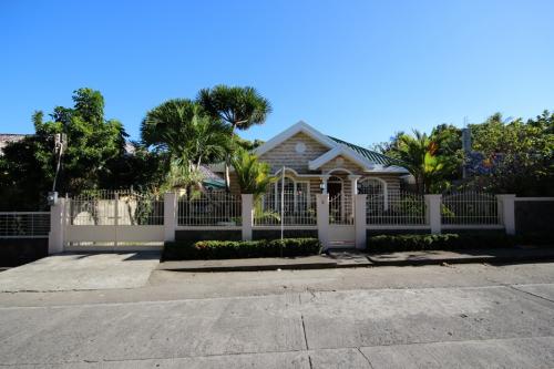 RESIDENTIAL HOUSE WITH SWIMMING POOL