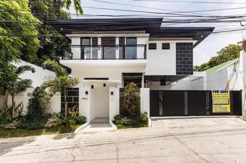 FOR SALE: House Manila Metropolitan Area > Paranaque