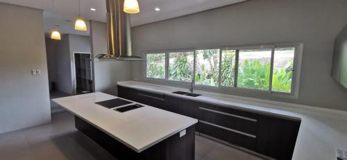 FOR RENT / LEASE: House Manila Metropolitan Area > Makati