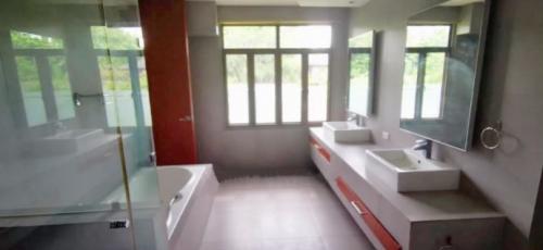 FOR RENT / LEASE: House Manila Metropolitan Area > Makati 3