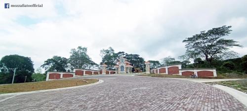 Alra del Lago gate