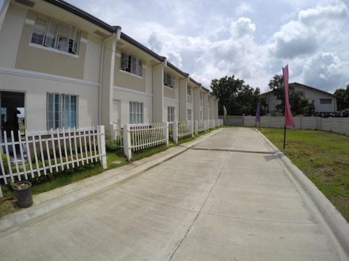 HOUSE AND LOT FOR SALE IN GUIGUINTO, BULACAN  BROOKLYN HEIGHTS TOWNHOUSE  LOT AREA: 36 SQM FLOOR AREA: 44 SQM  PAG-IBIG FINANCING SAMPLE COMPUTATION  TCP: 944,112 DICS.: 20,000 NET TCP: 924,112 LOANABLE AMOUNT: 810,000 LESS RF: 5,000 TOTAL EQUITY: 109,112