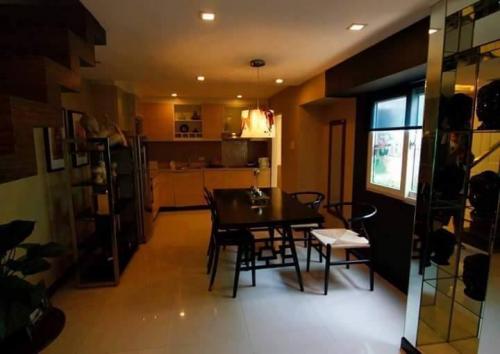 FOR SALE: Apartment / Condo / Townhouse Manila Metropolitan Area > Makati 5
